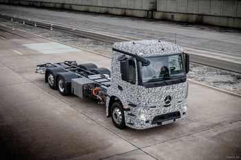 Mercedes бросает вызов Tesla с электрическим грузовиком